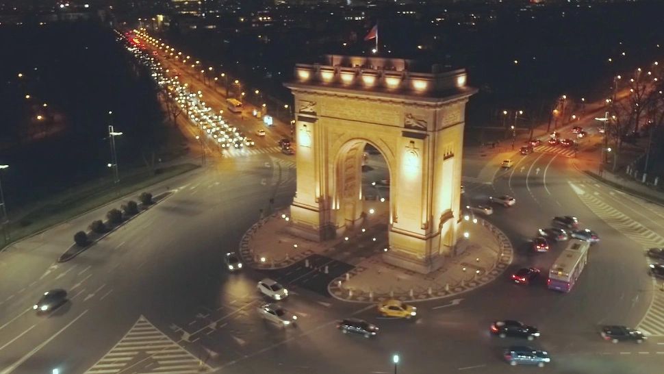 Circulație deviată în Piața Arcul de Triumf, după ce un bărbat a amenințat că-și dă FOC! INTERVENȚIE urgentă a polițiștilor