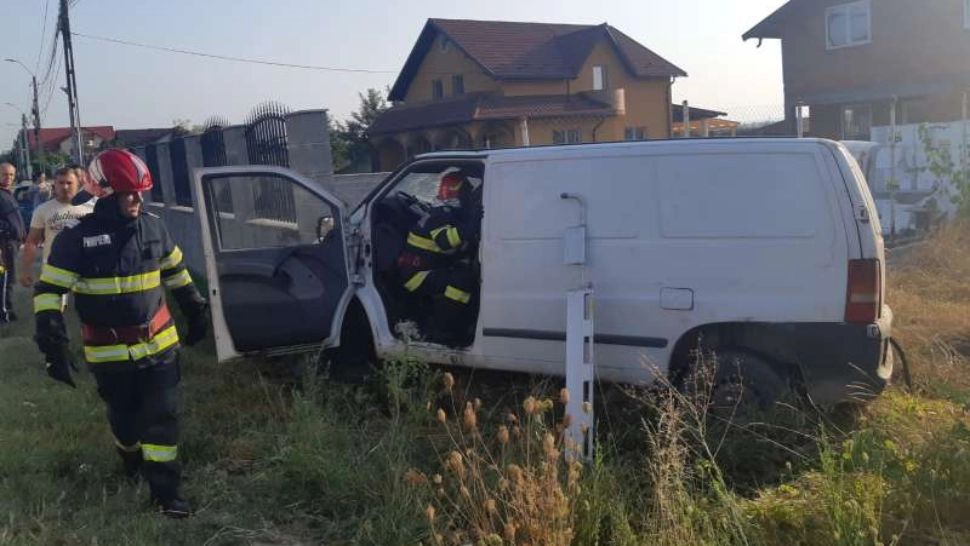 Accident devastator, în Argeş. Şofer mort și pasager rănit grav, după ce mașina în care se aflau s-a izbit de un gard