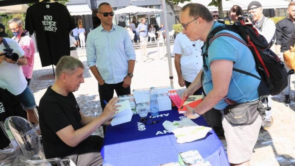 VIDEO - Momentul în care premierul este atacat cu ouă în timpul campaniei electorale - Autoritățile din Cehia, în alertă