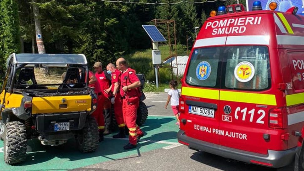 Un bărbat și un copil de 3 ani, răniți grav după ce s-au răsturnat cu ATV-ul într-o râpă