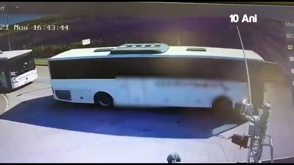 VIDEO ȘOCANT Șoferul unui autocar PLIN cu muncitori a FORȚAT bariera căii ferate, chiar când venea trenul