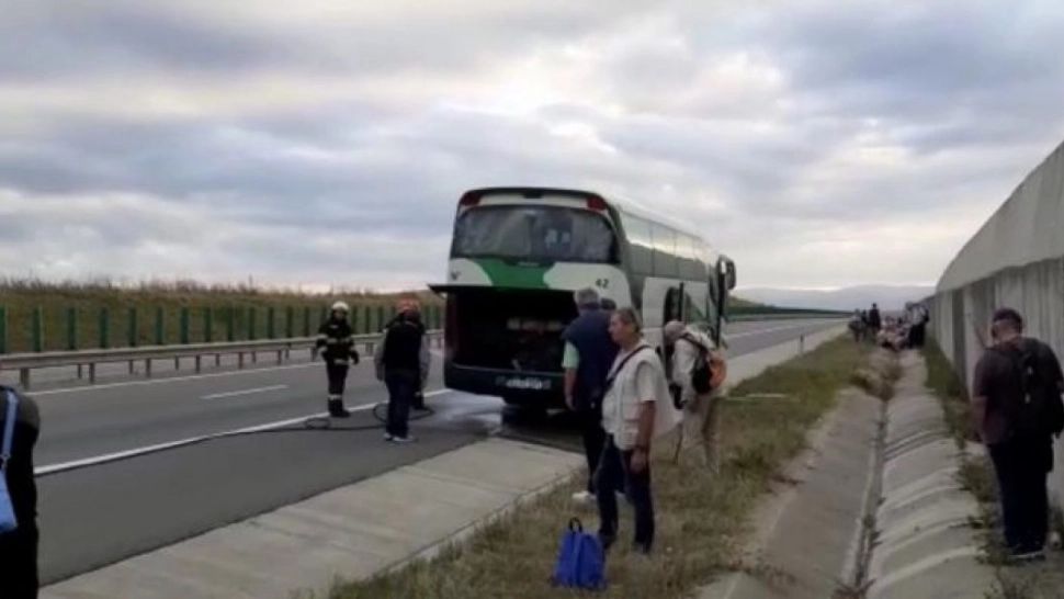 VIDEO Un autocar cu 35 de pasageri a luat foc pe autostrada Turda-Gilău