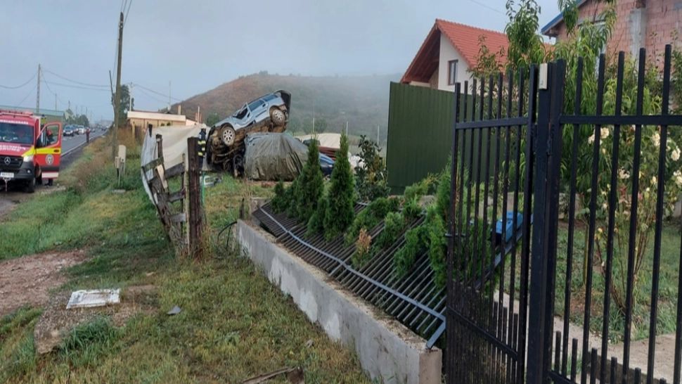 Accident spectaculos: a zburat cu maşina peste gard şi a aterizat pe un autoturism parcat într-o curte 