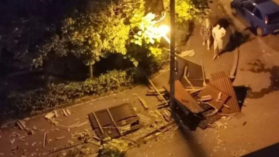 Furtună la Baia Mare, un bărbat a fost rănit de un copac doborât de vânt, iar acoperișul unui bloc a fost smuls