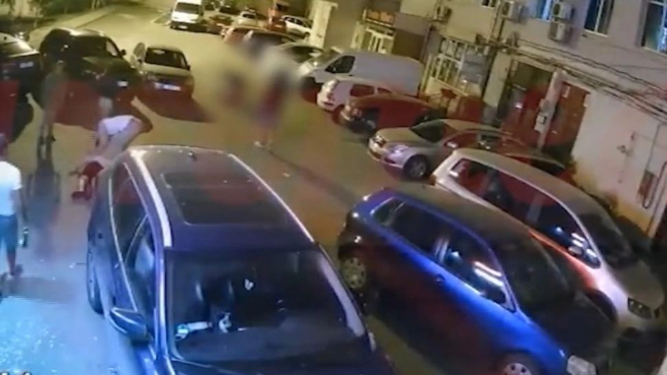 BĂTAIE cruntă într-un bar: Agresorii au fugit de la locul faptei și au lăsat victima căzută pe asfalt - VIDEO