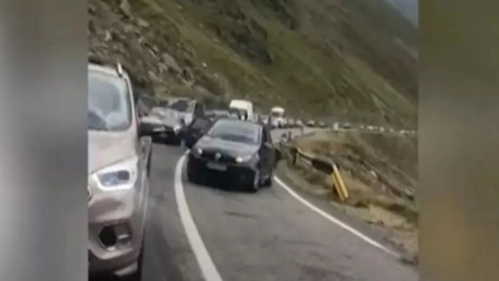 VIDEO | Scene șocante, pe Transfăgărășan: doi șoferi se iau la bătaie în trafic. A fost deschis un dosar penal