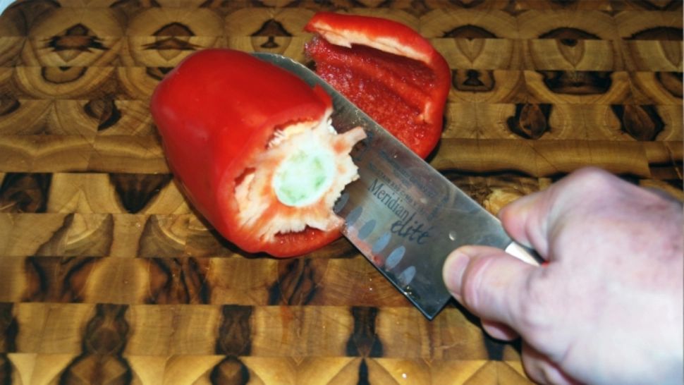 A tăiat un ardei pentru salată şi a ÎNCREMENIT! Ce a găsit în interior