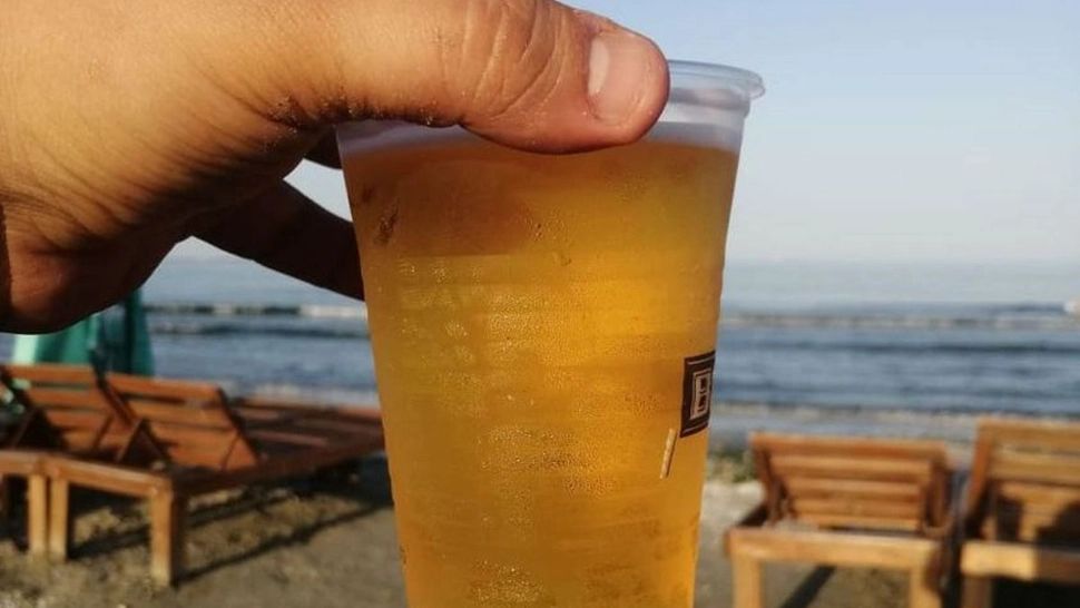 Ce nu știu cei mai mulți bărbați atunci când consumă bere la terasă, vara