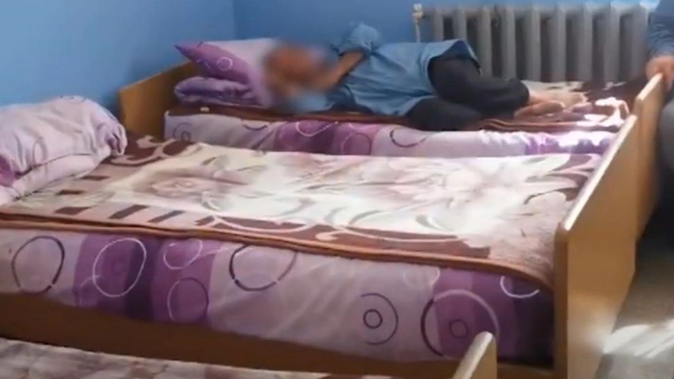 VIDEO | Imaginea UMILINȚEI. Bolnavi cu dizabilități ținuți în mizerie de nedescris și batjocoriți de personal
