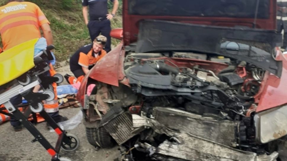 Accident cumplit în Botoșani. Patru victime, după ce mașina în care se aflau s-a izbit de un cap de pod