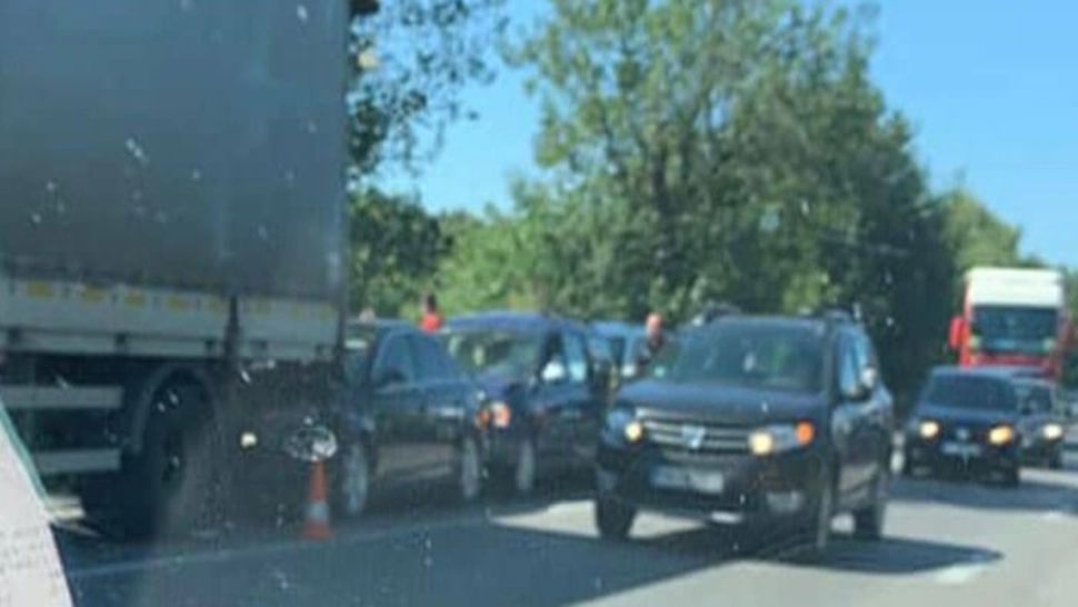 Accident cu 3 mașini și un TIR, pe DN 72 Ploiești – Târgoviște. Un copil a fost rănit