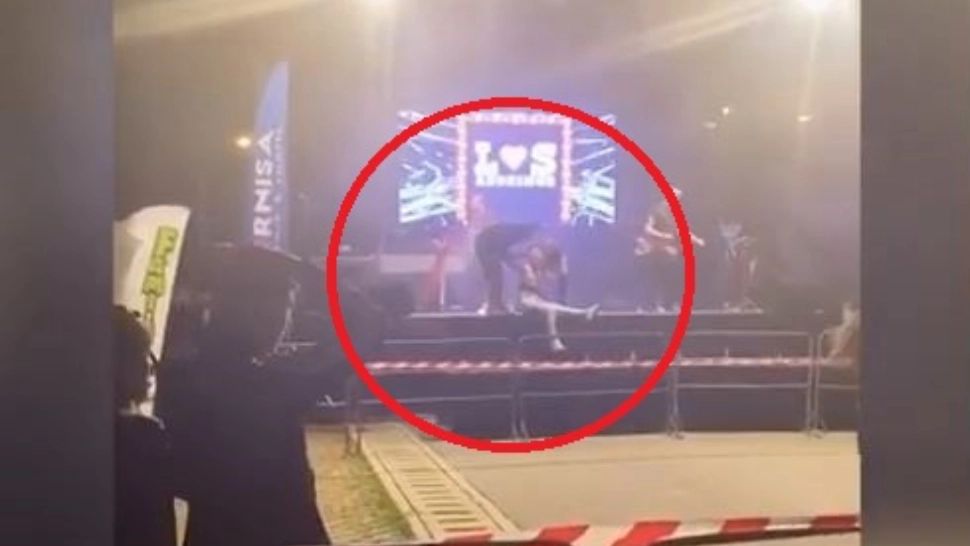 O cântăreață a căzut pe scenă în timpul concertului, la Botoșani! VIDEO