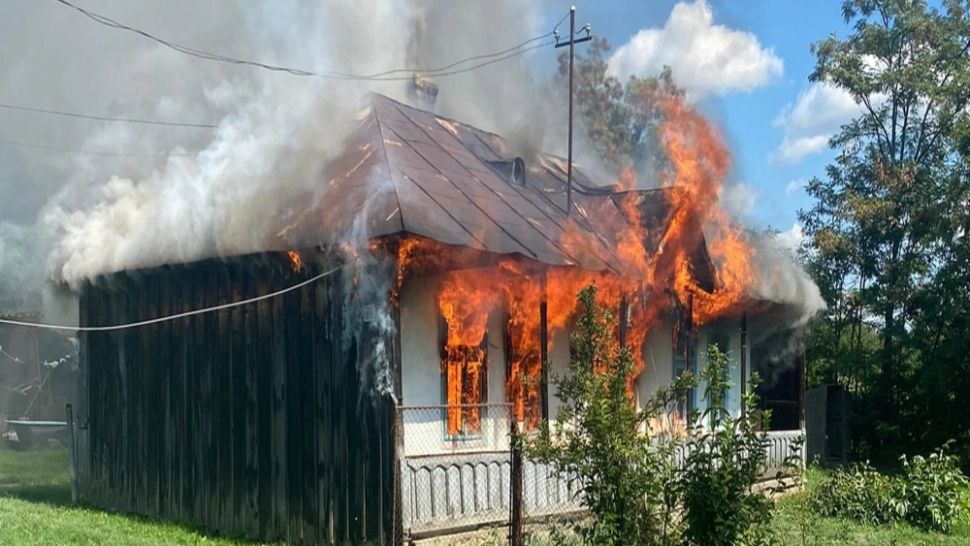 Incendiu de amploare într-un sat din Botoșani. Victimă cu arsuri grave, casă mistuită de flăcări