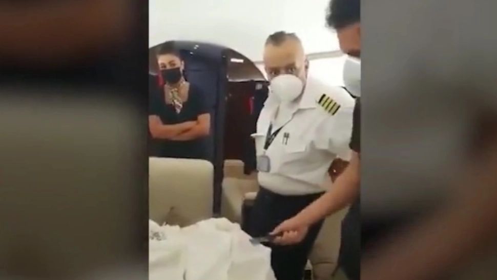 Peste 1,3 tone de cocaină, depistate la bordul unui avion! Pasagerul suspectat și echipajul aeronavei au fost reținuți și duși la audieri