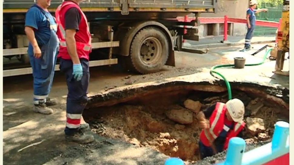 Crater URIAȘ în centrul Capitalei: Asfalt prăbușit sub mașina de salubrizare - Țevile de apă au cedat sub gretatea camionului