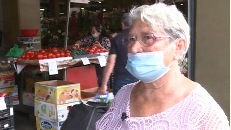 Români nevăzuți de politicieni: O pensionară își cumpără carne o dată pe lună: „Aș fi vrut și prune, dar sunt prea scumpe”