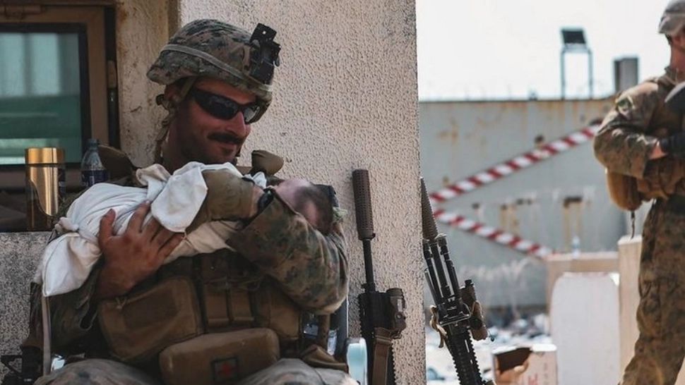 Fotografii cu soldați americani care leagănă bebeluși afgani salvați de talibani - Imaginile care au făcut înconjurul lumii