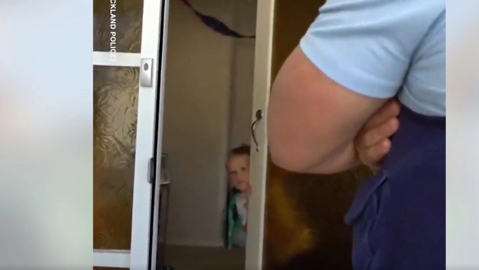 Un băiețel de cinci ani a avut parte de o zi de naștere inedită. Un echipaj de poliție a venit la petrecerea lui aniversară