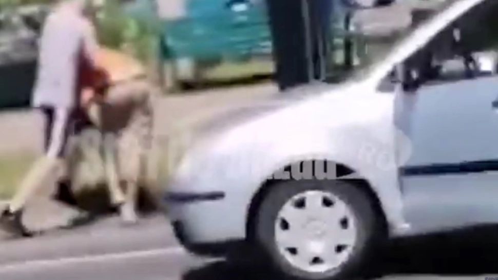 Bătaie cu bâta la semafor după o şicanare în trafic: Martorii au filmat întreaga scenă - VIDEO