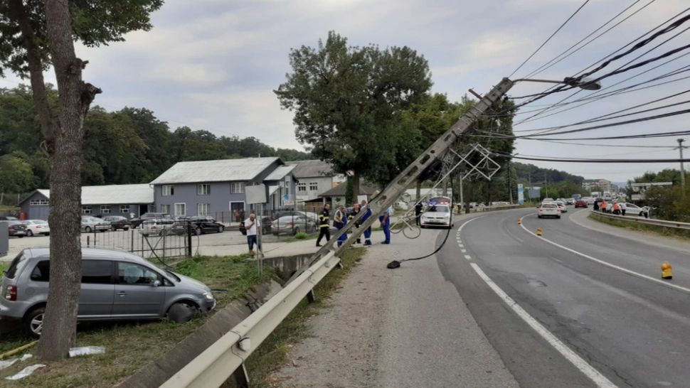 Accident GRAV, în Cluj: 3 victime, în urma unui impact VIOLENT cu un stâlp - FOTO