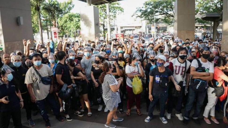 HAOS în Filipine înainte de LOCKDOWN - MII de oameni, la cozi URIAȘE pentru vaccinarea anti-COVID-19