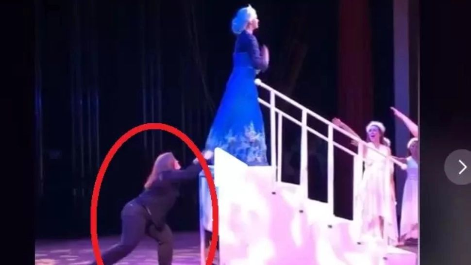 VIDEO – I-a tras rochia de pe ea chiar în timpul concertului – Ce a urmat a uluit spectatorii care nu mai înțelegeau ce se petrece