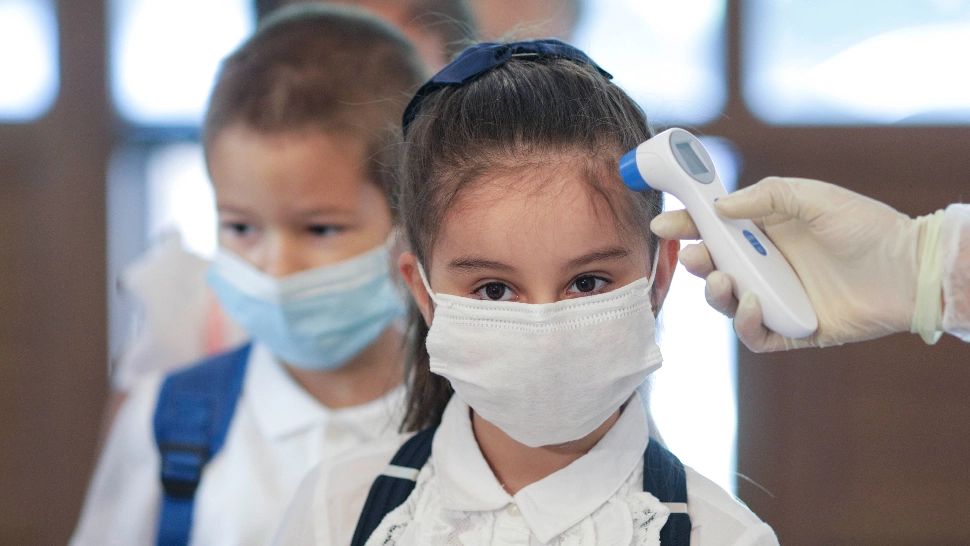 Ce se întâmplă cu orele într-o clasă dacă un elev se infectează cu Covid-19? Răspunsul ministrului Educației