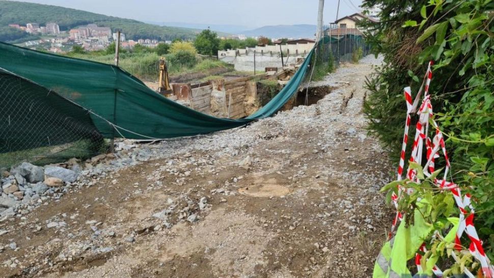 Șantier între case, drum surpat și locuințe fisurate, în Cluj-Napoca. Locuitorii sunt revoltați - FOTO