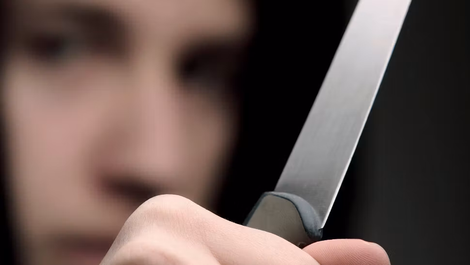 Ceartă cu final TRAGIC. A vrut să-și impresioneze partenerul și s-a înjunghjiat mortal