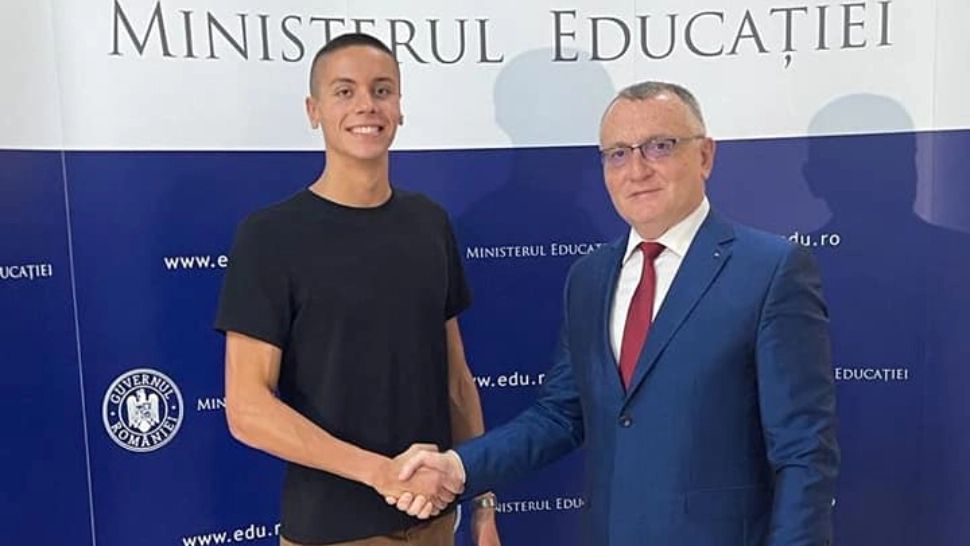 Înotătorul David Popovici a fost premiat de ministrul Educaţiei - Sorin Cîmpeanu: „Vreau să inspir cât mai mulţi copii să se apuce de sport”