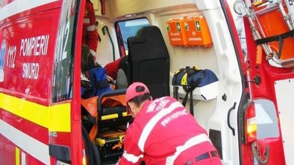 Incident mortal, în Dolj. Doi muncitori, îngropaţi în pământ după ce zidul unei case s-a prăbușit - FOTO