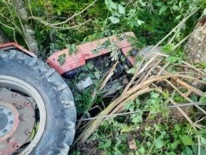 Sfârșit tragic: 2 bărbaţi prinşi sub un tractor răsturnat, în Vâlcea. Unul dintre ei a murit