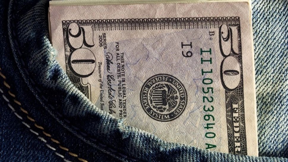 Dolarul american, mai scump ca euro. Care vor fi efectele asupra economiei Românești