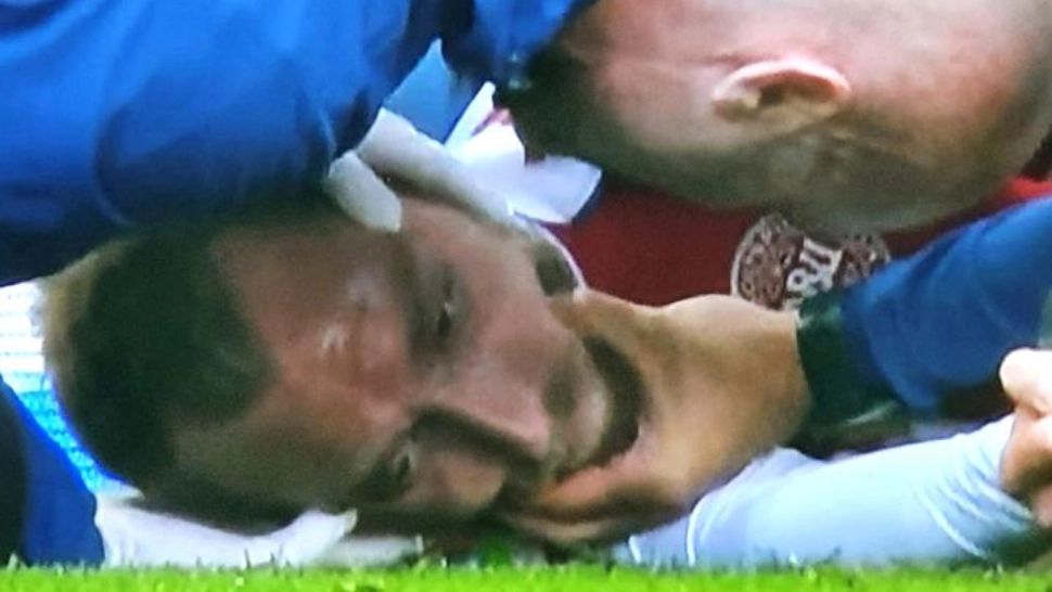 VIDEO | Imagini interzise cardiacilor! Un jucător s-a prăbușit pe teren precum Christian Eriksen