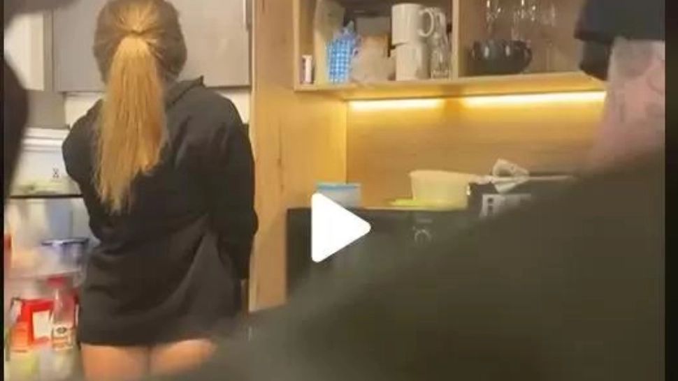 Părea că prietena lui își caută ceva în frigider. Când s-a apropiat și a văzut-o mai bine, a fost ingrozit