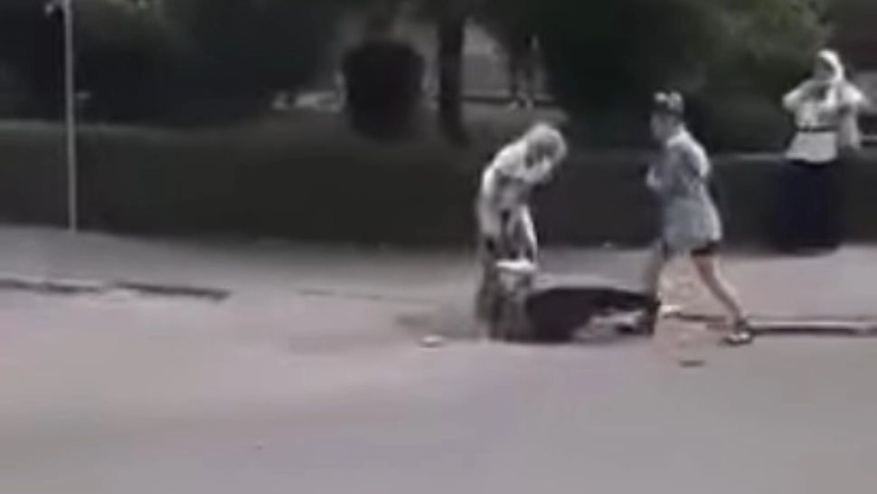 VIDEO - Tânără bătură de trei femei, pe stradă, în centrul orașului Târgu Jiu - Imagini șocante