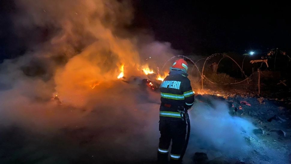 Piromanul din Suceava, care a provocat patru incendii, a fost prins. El şi-a incendiat propria casă 
