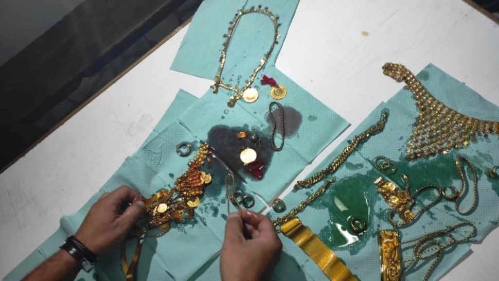 O româncă menajeră a furat bijuterii de 200.000 de euro. Incredibil unde ascunsese bunurile - VIDEO