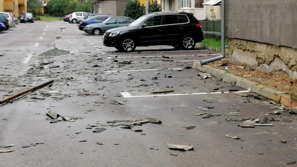 VIDEO - Furtuna a făcut ravagii în țară - Acoperișuri distruse și drumuri blocate