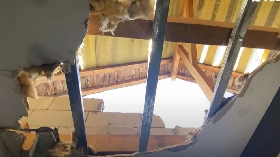 VIDEO - Furtuna a făcut ravagii la Dej - Dezastrul lăsat în urmă: mai multe apartamente de la ultimul etaj, distruse complet