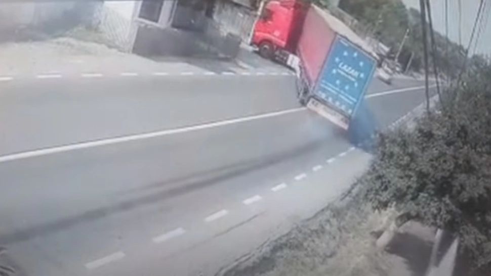 VIDEO | Un șofer de TIR din Galați a evitat o tragedie. A tras brusc de volan și a intrat într-un gard, pentru a salva viața unui pieton