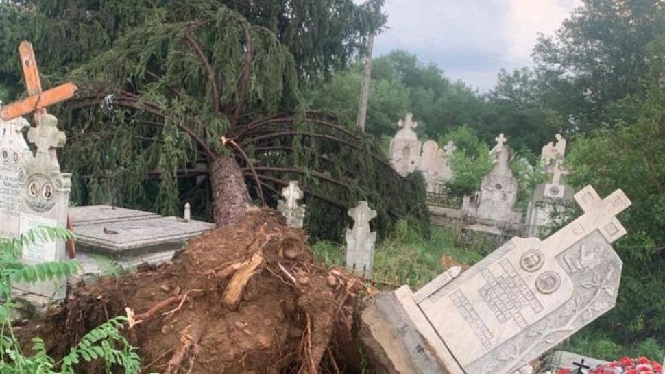 Monumente funerare DOBORÂTE de vântul puternic, în Gorj - fenomene meteo extreme joi seară