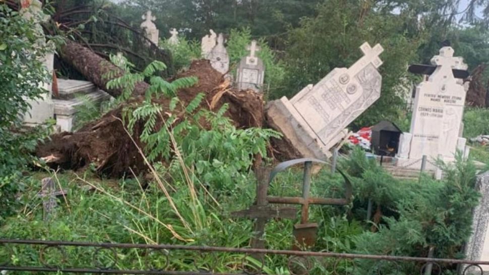 Prăpăd în țară, după furtunile extreme: acoperișuri luate de vânt, mașini distruse, monumente funerare - scoase din pământ - VIDEO