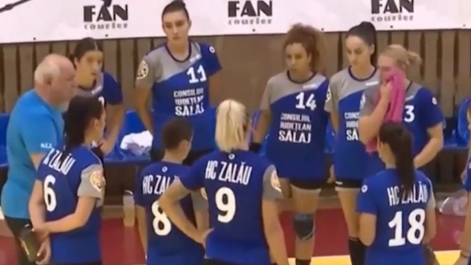 Handbaliste jignite de antrenor, în timpul meciului - DERAPAJ incredibil! - VIDEO