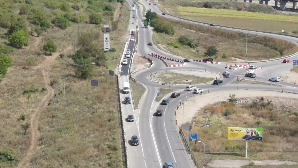 HAOS în nodul rutier Alba Iulia, la sensul giratoriu de intrare în oraş dinspre Teiuş: zeci de șoferi confuzi VIDEO