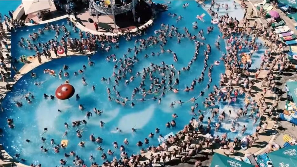 VIDEO Imagini fabuloase, horă în piscină cu 5.000 de oameni, la un complex din jud. Brașov