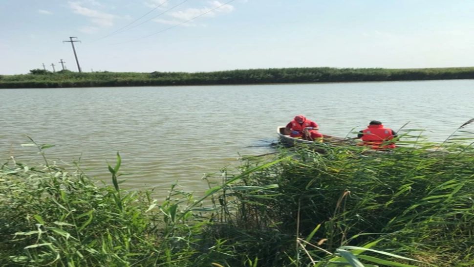 Descoperire macabră, în Ialomița. Bărbat mort, găsit în lacul Iezer - FOTO