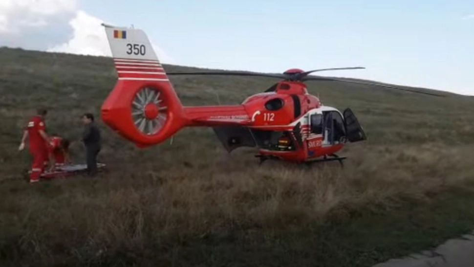 VIDEO Accident cumplit. S-au răsturnat cu mașina în baraj. Pasagerul a fost dus cu elicopterul SMURD la spital