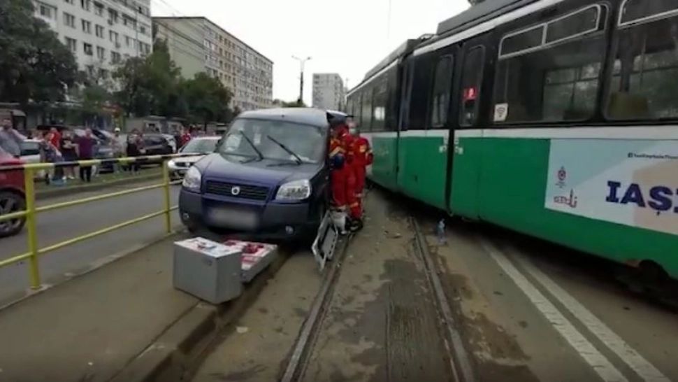 VIDEO | Accident grav în Iași. O mașină a intrat într-un tramvai. O persoană este rănită