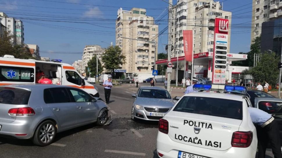 Un tânăr din Iaşi, dat în urmărire naţională, prins după ce a provocat un accident cu o maşină furată - VIDEO